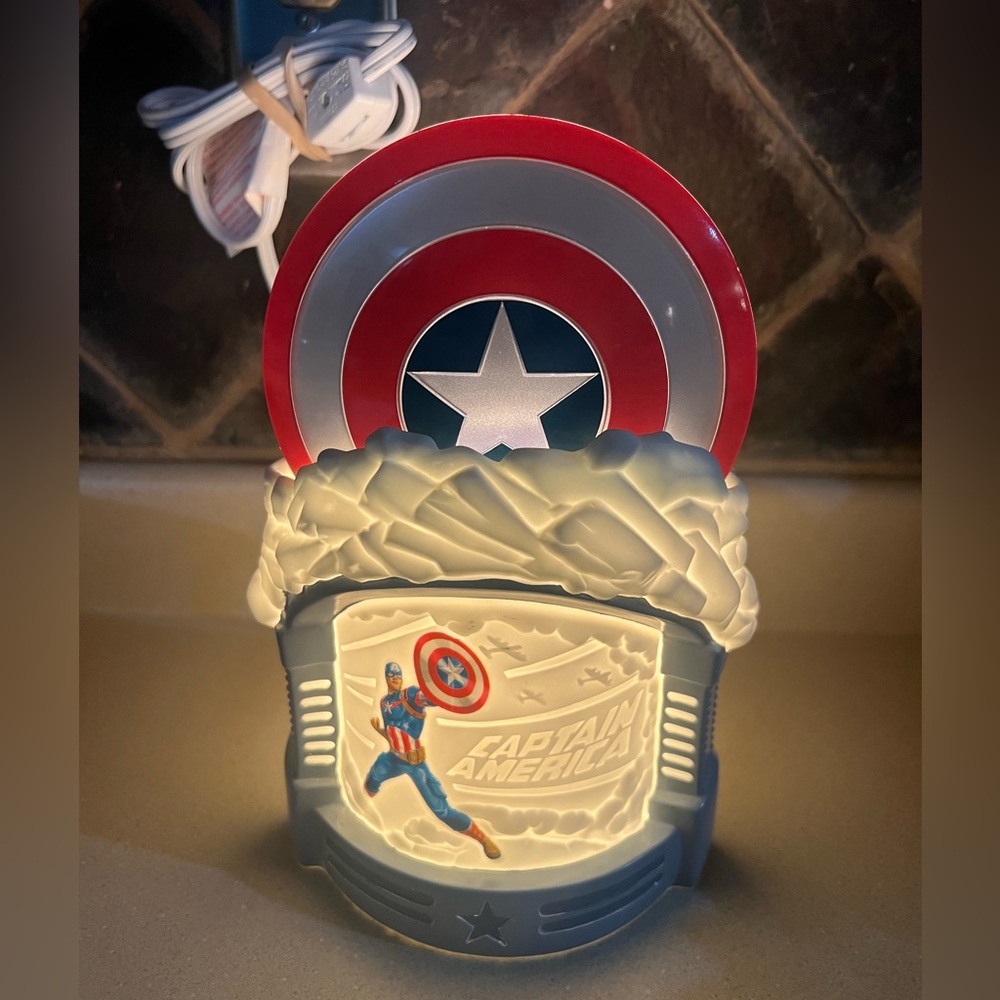 Scentsy-Marvel,Captain America Warmer-No box,small color missing-top‎ shield